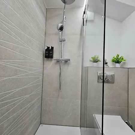 Modern Homes - Voll Ausgestatte Wohnung - Balkon - Hotelbetten - 4K Tv - Wlan Moers Exterior foto