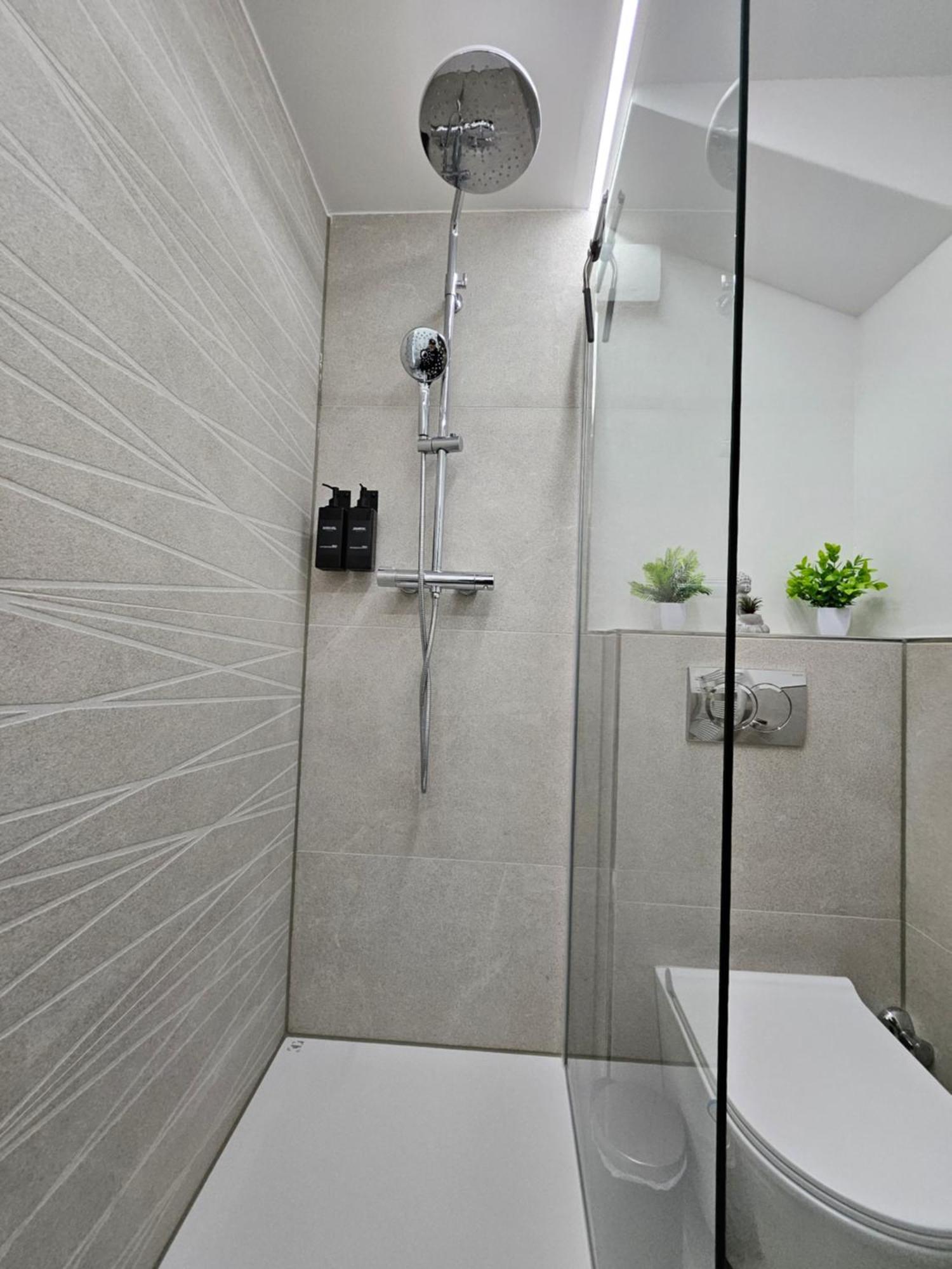 Modern Homes - Voll Ausgestatte - Balkon - Hotelbetten - 4k Tv - Wlan Apartment Moers