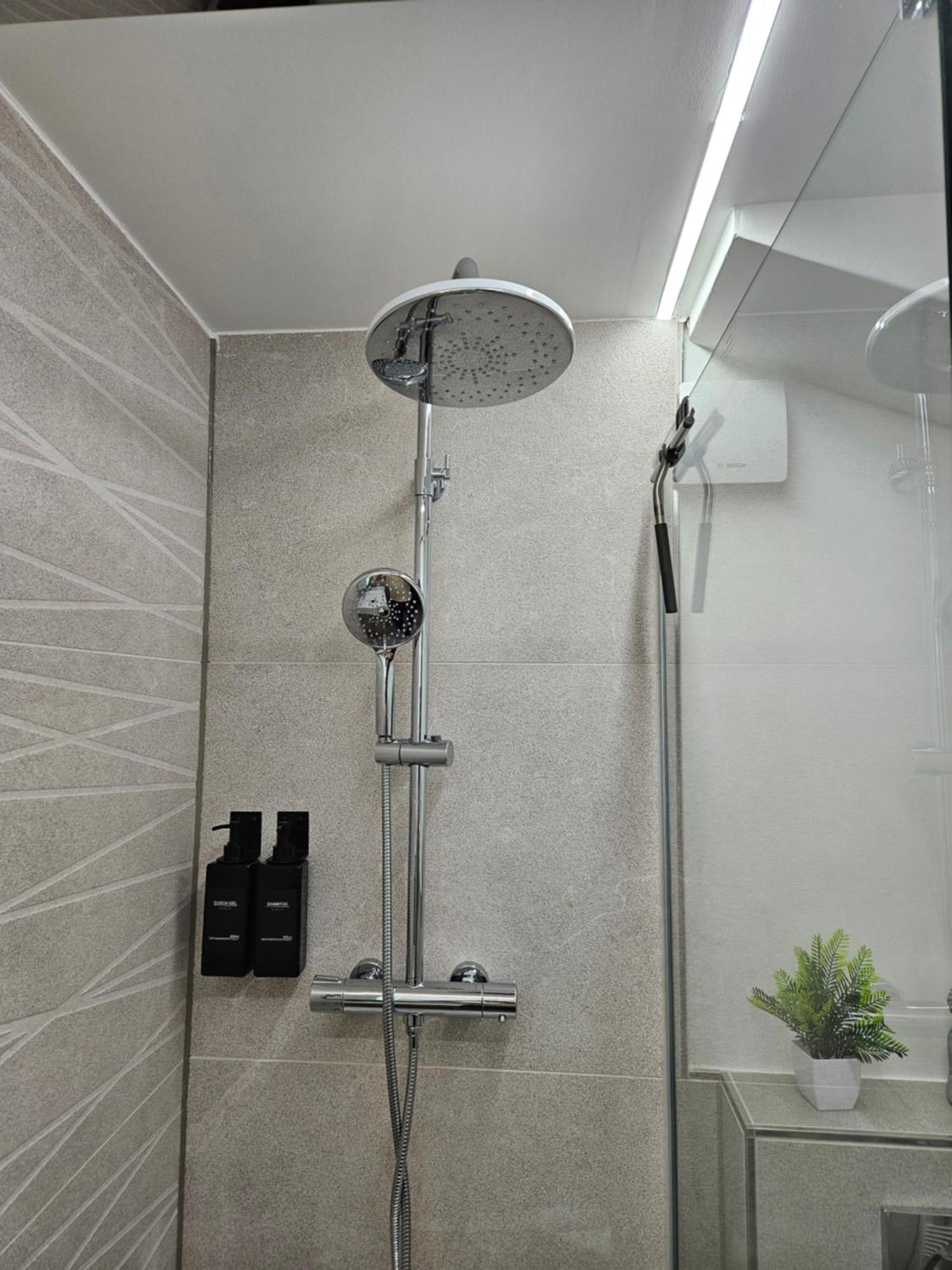 Modern Homes - Voll Ausgestatte - Balkon - Hotelbetten - 4k Tv - Wlan Apartment Moers