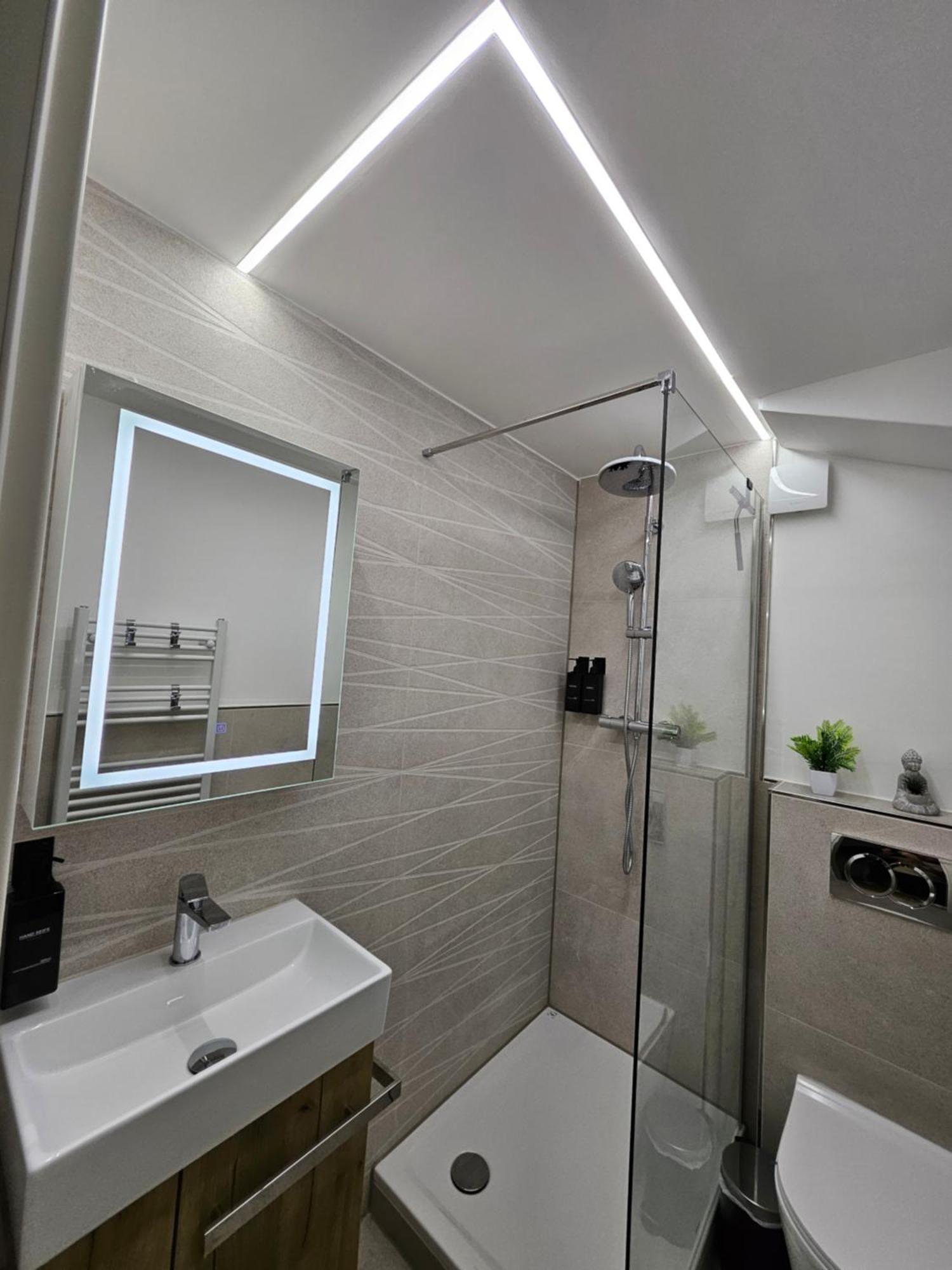 Modern Homes - Voll Ausgestatte - Balkon - Hotelbetten - 4k Tv - Wlan Apartment Moers