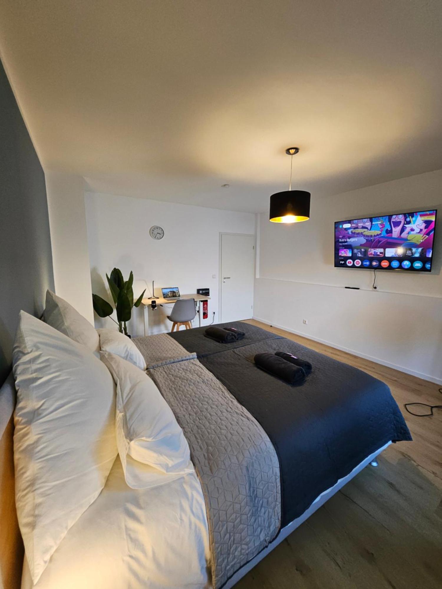 Modern Homes - Voll Ausgestatte - Balkon - Hotelbetten - 4k Tv - Wlan *