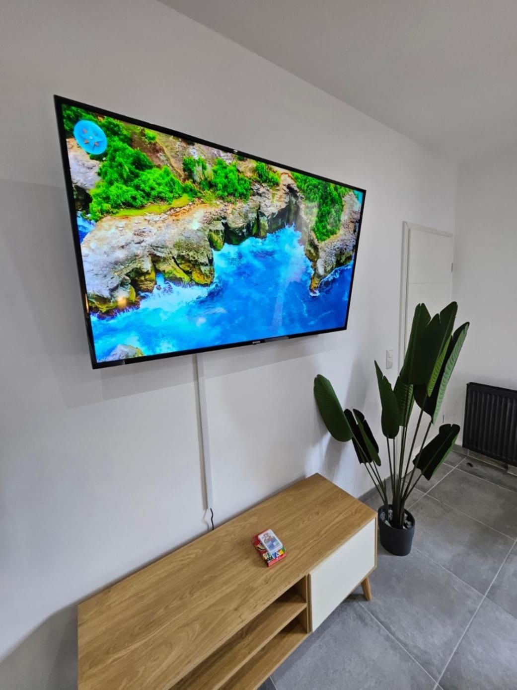 Modern Homes - Voll Ausgestatte - Balkon - Hotelbetten - 4k Tv - Wlan *