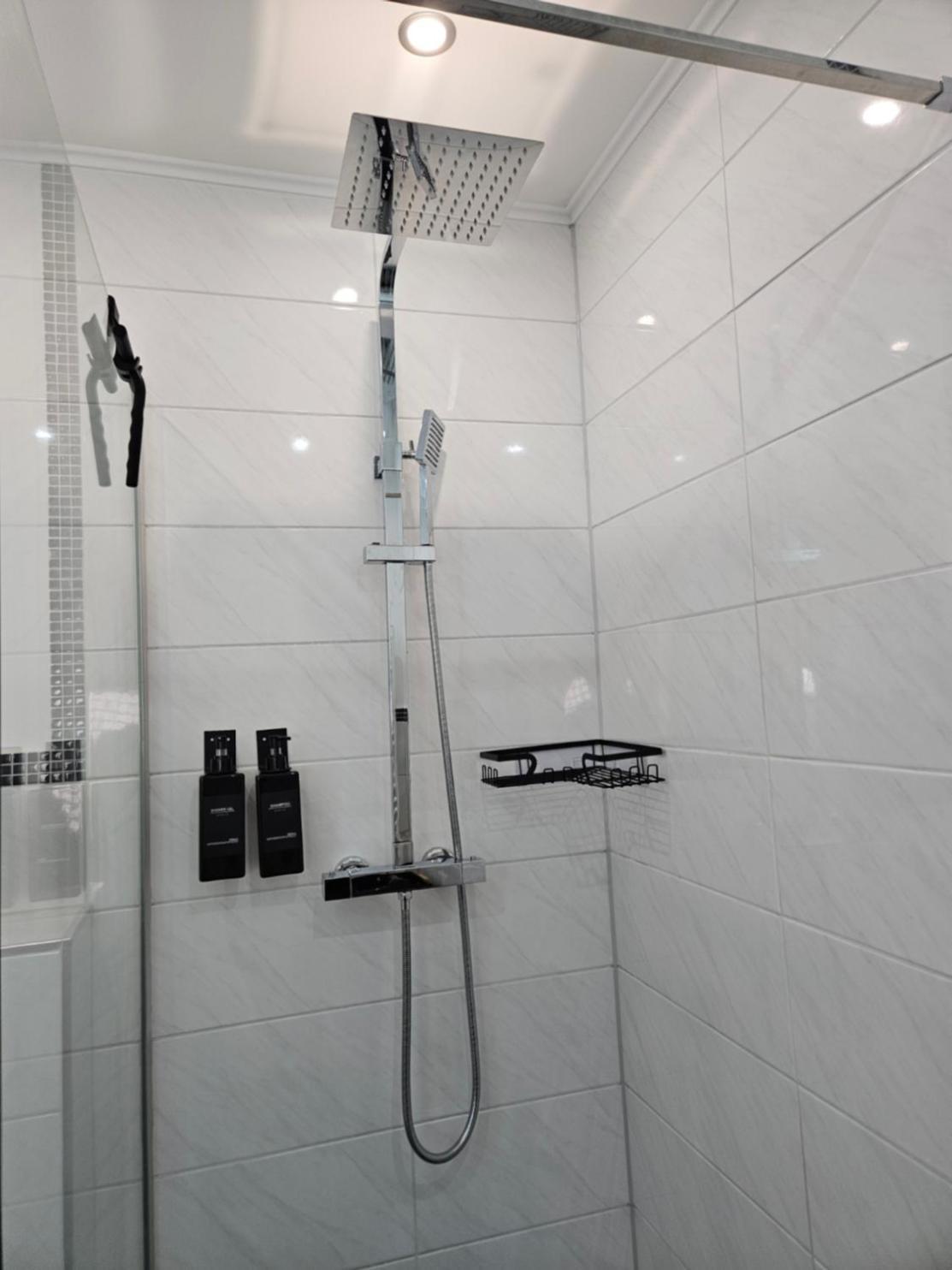 Modern Homes - Voll Ausgestatte - Balkon - Hotelbetten - 4k Tv - Wlan Apartment
